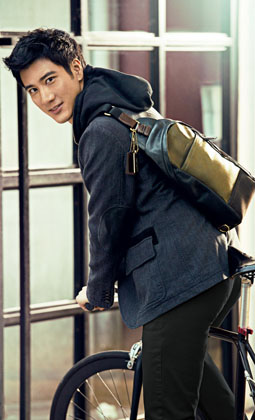 COACH再度携手王力宏 踩单车演